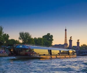 Dîner Prestige à bord des Bateaux Mouches sur la Seine la nuit