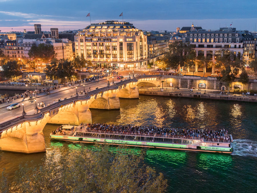 Diner croisière d'exception au coeur de Paris
